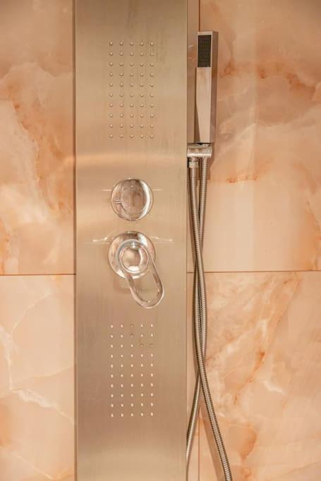 Smaragdi Luxury Jacuzzi Apartment Noho Premium Living Athens Exterior photo