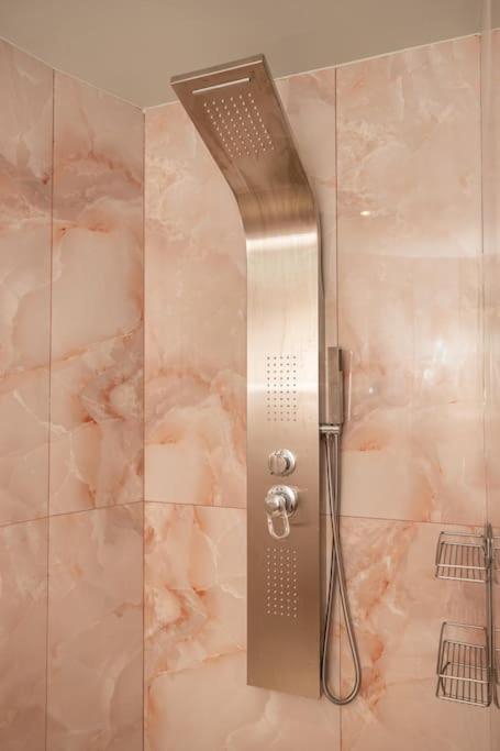 Smaragdi Luxury Jacuzzi Apartment Noho Premium Living Athens Exterior photo
