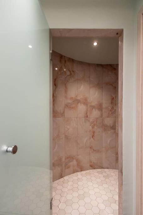 Smaragdi Luxury Jacuzzi Apartment Noho Premium Living Athens Exterior photo