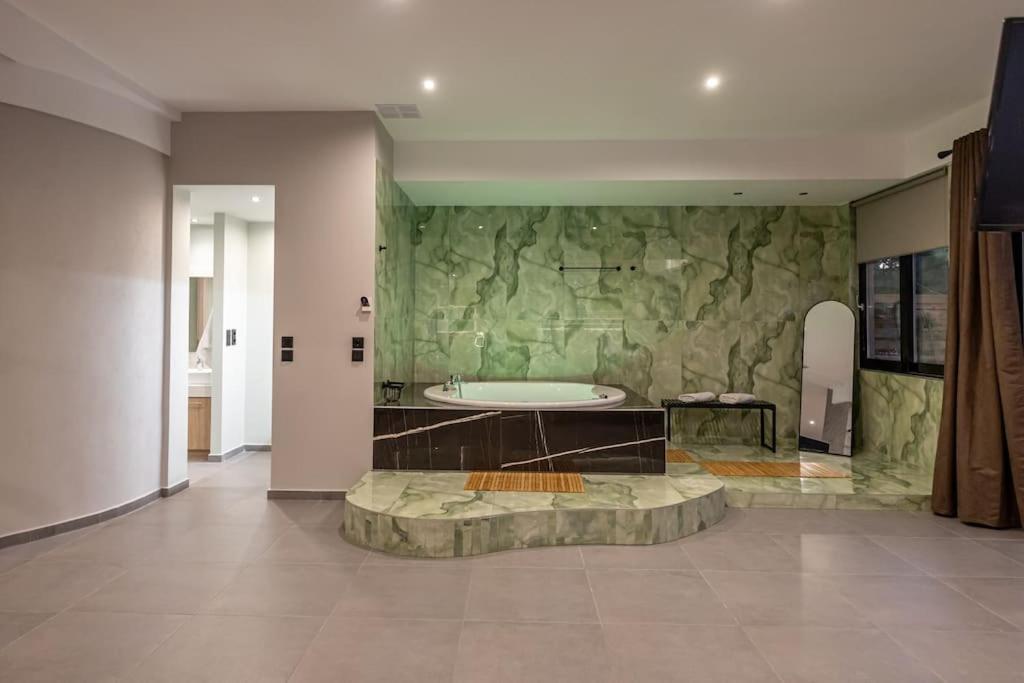 Smaragdi Luxury Jacuzzi Apartment Noho Premium Living Athens Exterior photo